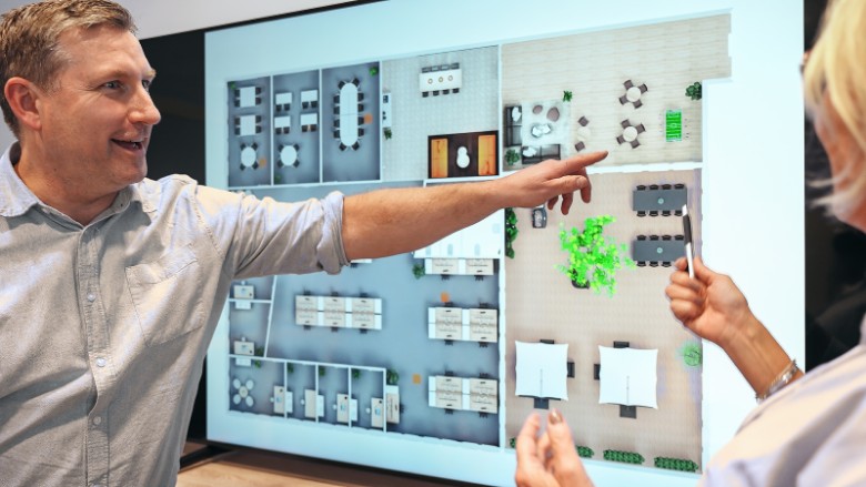 Kontorsmiljö med skrivbord och stol